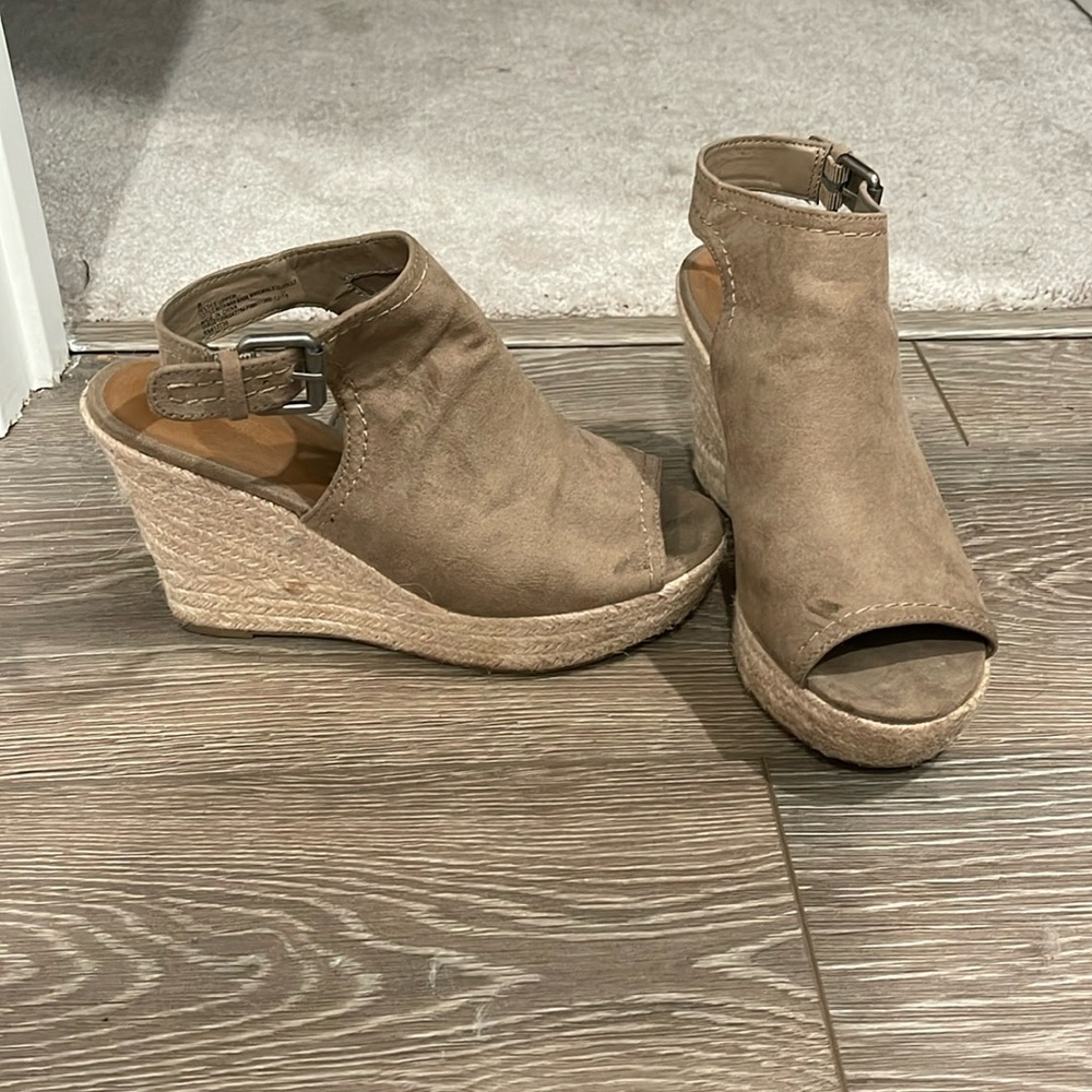 Universal Threads Espadrille wedges 8